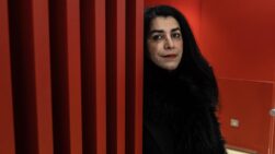 Paris (France), 04/06/2026.- FILE Iranian-born French graphic novelist, illustrator, and film director Marjane Satrapi poses for photographs during International Women's Day celebrations in Saint Ouen, near Paris, France, 08 March 2023. Relatives released a statement announcing she had died of sadness after the death of her husband, the Swedish producer Mattias Ripa. (Francia) EFE/EPA/CHRISTOPHE PETIT TESSON