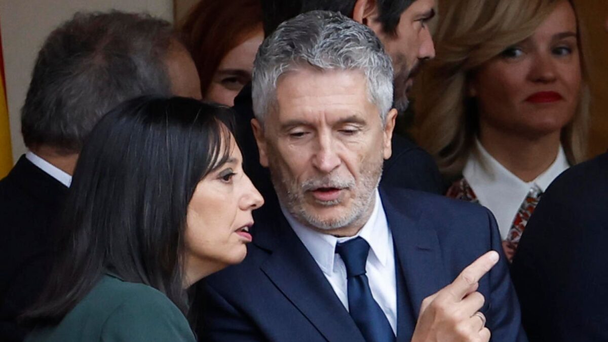 Fernando Grande-Marlaska (d), conversa con la directora general de la Guardia Civil, Mercedes González
