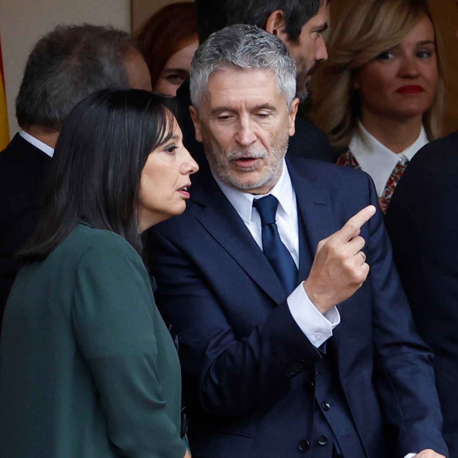 Fernando Grande-Marlaska (d), conversa con la directora general de la Guardia Civil, Mercedes González