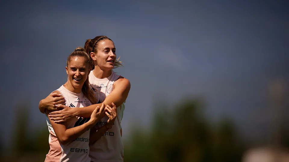 Alexia Putellas y Andrena Medina durante un entrenamiento con España