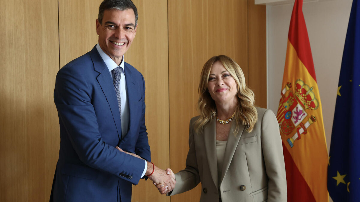 El presidente del Gobierno, Pedro Sánchez (i), ha mantenido una reunión informal previa al Consejo Europeo, tras la invitación cursada por el presidente de Rumanía, Nicu?or Dan, y la presidenta del Consejo de Ministros de Italia, Georgia Meloni (d). Durante este encuentro, que respondía a la voluntad de dar continuidad al non-paper sobre el Marco Financiero Plurianual firmado por 16 países, se ha reafirmado la defensa de las políticas tradicionales, cohesión y la Política Agraria Común. EFE/ Pool Moncloa/Fernando Calvo SOLO USO EDITORIAL/SOLO DISPONIBLE PARA ILUSTRAR LA NOTICIA QUE ACOMPAÑA (CRÉDITO OBLIGATORIO)