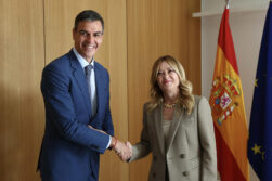 El presidente del Gobierno, Pedro Sánchez (i), ha mantenido una reunión informal previa al Consejo Europeo, tras la invitación cursada por el presidente de Rumanía, Nicu?or Dan, y la presidenta del Consejo de Ministros de Italia, Georgia Meloni (d). Durante este encuentro, que respondía a la voluntad de dar continuidad al non-paper sobre el Marco Financiero Plurianual firmado por 16 países, se ha reafirmado la defensa de las políticas tradicionales, cohesión y la Política Agraria Común. EFE/ Pool Moncloa/Fernando Calvo SOLO USO EDITORIAL/SOLO DISPONIBLE PARA ILUSTRAR LA NOTICIA QUE ACOMPAÑA (CRÉDITO OBLIGATORIO)