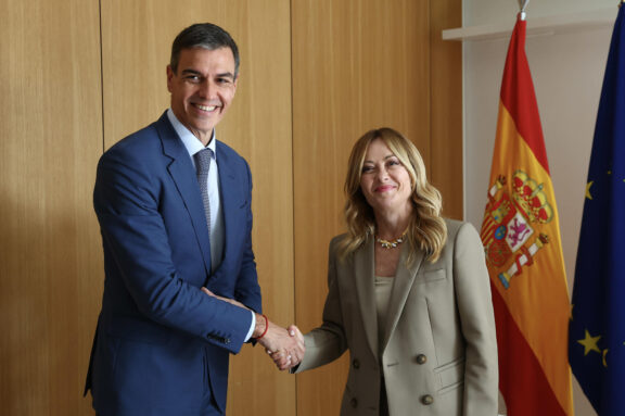 El presidente del Gobierno, Pedro Sánchez (i), ha mantenido una reunión informal previa al Consejo Europeo, tras la invitación cursada por el presidente de Rumanía, Nicu?or Dan, y la presidenta del Consejo de Ministros de Italia, Georgia Meloni (d). Durante este encuentro, que respondía a la voluntad de dar continuidad al non-paper sobre el Marco Financiero Plurianual firmado por 16 países, se ha reafirmado la defensa de las políticas tradicionales, cohesión y la Política Agraria Común. EFE/ Pool Moncloa/Fernando Calvo SOLO USO EDITORIAL/SOLO DISPONIBLE PARA ILUSTRAR LA NOTICIA QUE ACOMPAÑA (CRÉDITO OBLIGATORIO)