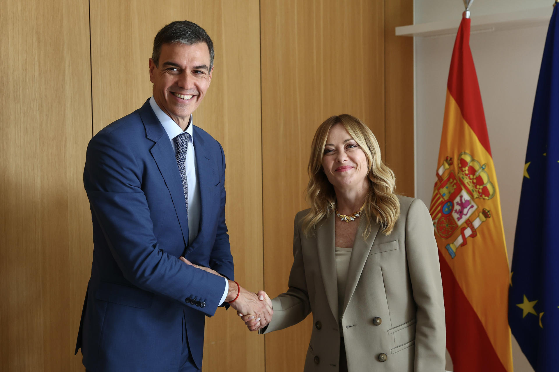 El presidente del Gobierno, Pedro Sánchez (i), ha mantenido una reunión informal previa al Consejo Europeo, tras la invitación cursada por el presidente de Rumanía, Nicu?or Dan, y la presidenta del Consejo de Ministros de Italia, Georgia Meloni (d). Durante este encuentro, que respondía a la voluntad de dar continuidad al non-paper sobre el Marco Financiero Plurianual firmado por 16 países, se ha reafirmado la defensa de las políticas tradicionales, cohesión y la Política Agraria Común. EFE/ Pool Moncloa/Fernando Calvo SOLO USO EDITORIAL/SOLO DISPONIBLE PARA ILUSTRAR LA NOTICIA QUE ACOMPAÑA (CRÉDITO OBLIGATORIO)
