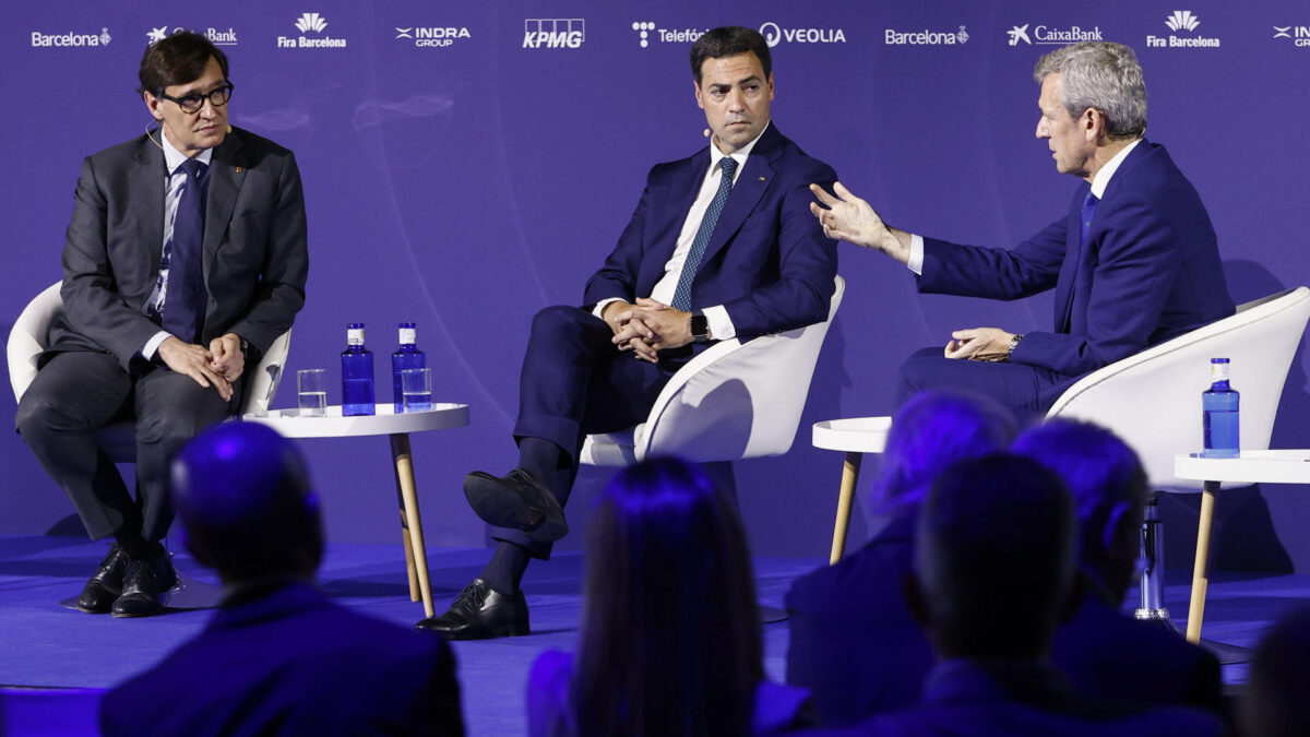 El presidente de la Generalitat de Cataluña, Salvador Illa, el lehendakari, Imanol Pradales, y el presidente de la Xunta de Galicia, Alfonso Rueda en el Cercle de Economía en Barcelona