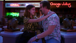 Millie Bobby Brown y David Harbour en 'Stranger Things'.