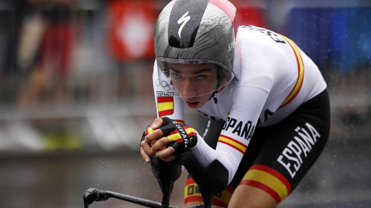 Paris (France), 27/07/2024.- Mireia Benito Pellicer of Spain in action during the Women's Individual Time Trial at the Road Cycling competitions in the Paris 2024 Olympic Games, Pont Alexandre III in Paris, France, 27 July 2024. (Ciclismo, Francia, España) EFE/EPA/YOAN VALAT