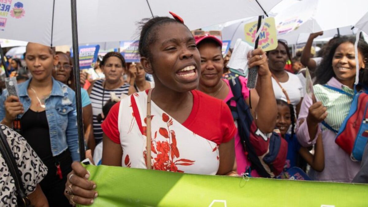 Varias mujeres participan en una manifestación con motivo del Día Internacional de la Mujer, en el Parque Independencia en Santo Domingo (República Dominicana). EFE/ Orlando Barría
