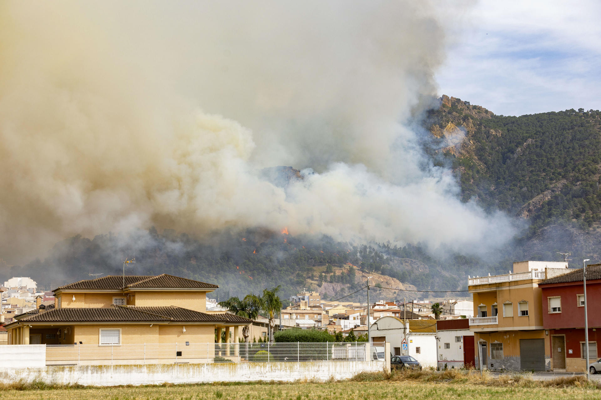 LOS GARRES, (MURCIA), 02/06/2026.- Tres hidroaviones, otros tantos helicópteros con cargas de agua y otro de coordinación junto a otra aeronave para esta última tarea han sido enviados a la extinción del incendio forestal declarado sobre las 15.10 horas de este martes en el incendio localizado en la pedanía de Garres y Lages en el parque regional murciano de El Valle-Carrascoy en una zona de pinar y arbustos, informan los Gobiernos de España y Murcia.- EFE/ Marcial Guillén
