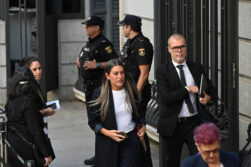 MADRID (ESPAÑA), 08/06/2026.- Los diputados de Junts per Catalunya, Míriam Nogueras (c) y Josep Maria Cruset Domènech (d) a su llegada al Congreso de los diputados donde el papa León XIV pronuncia este lunes un esperado e histórico discurso en las Cortes durante su visita a España. EFE/ Fernando Villar
