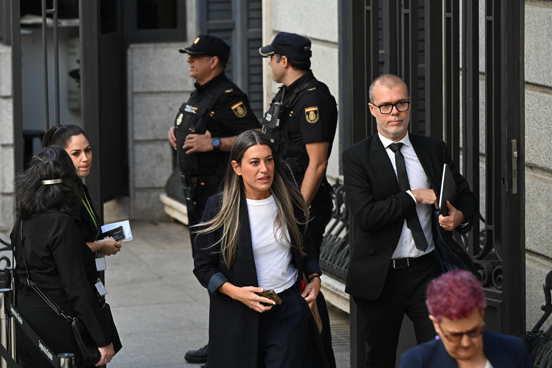 MADRID (ESPAÑA), 08/06/2026.- Los diputados de Junts per Catalunya, Míriam Nogueras (c) y Josep Maria Cruset Domènech (d) a su llegada al Congreso de los diputados donde el papa León XIV pronuncia este lunes un esperado e histórico discurso en las Cortes durante su visita a España. EFE/ Fernando Villar