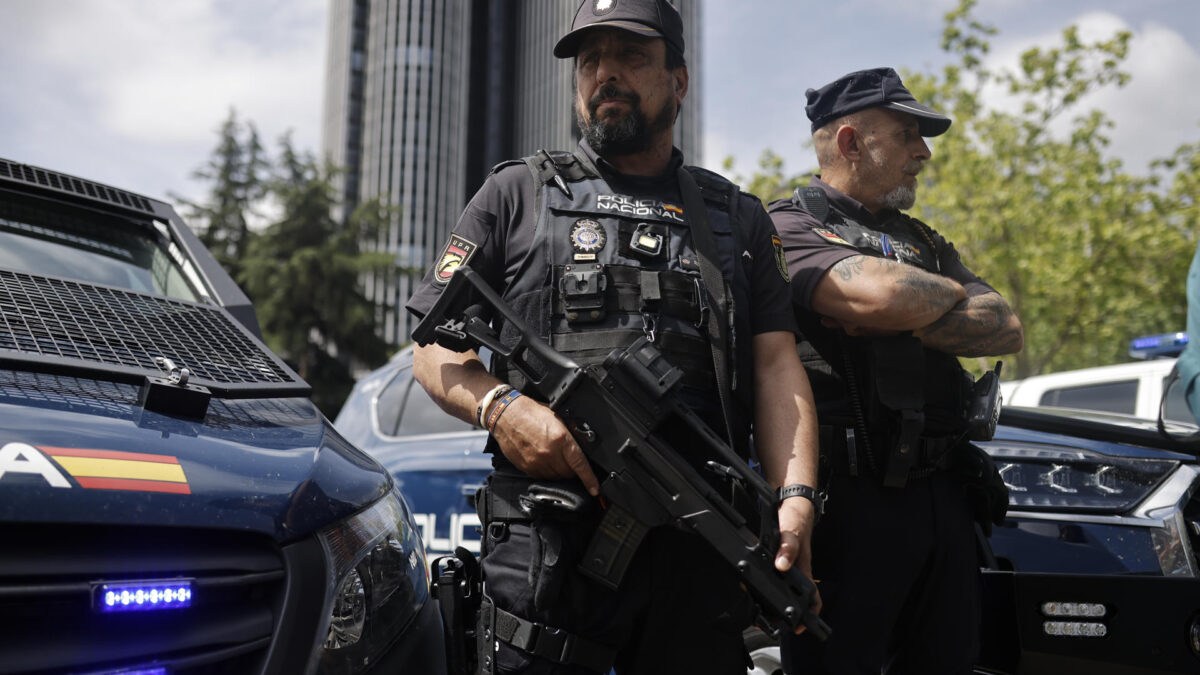 MADRID (ESPAÑA), 05/06/2026.- Miembros de la Policía Nacional que formarán parte del dispositivo de seguridad con motivo de la visita del Papa León XIV durante la rueda de prensa celebrada en la plaza de Lima en Madrid este viernes durante la presentación de dicho dispositivo. EFE/ Marcos Villaoslada