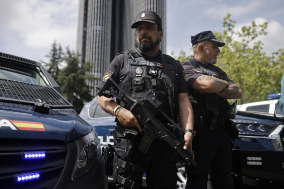 MADRID (ESPAÑA), 05/06/2026.- Miembros de la Policía Nacional que formarán parte del dispositivo de seguridad con motivo de la visita del Papa León XIV durante la rueda de prensa celebrada en la plaza de Lima en Madrid este viernes durante la presentación de dicho dispositivo. EFE/ Marcos Villaoslada