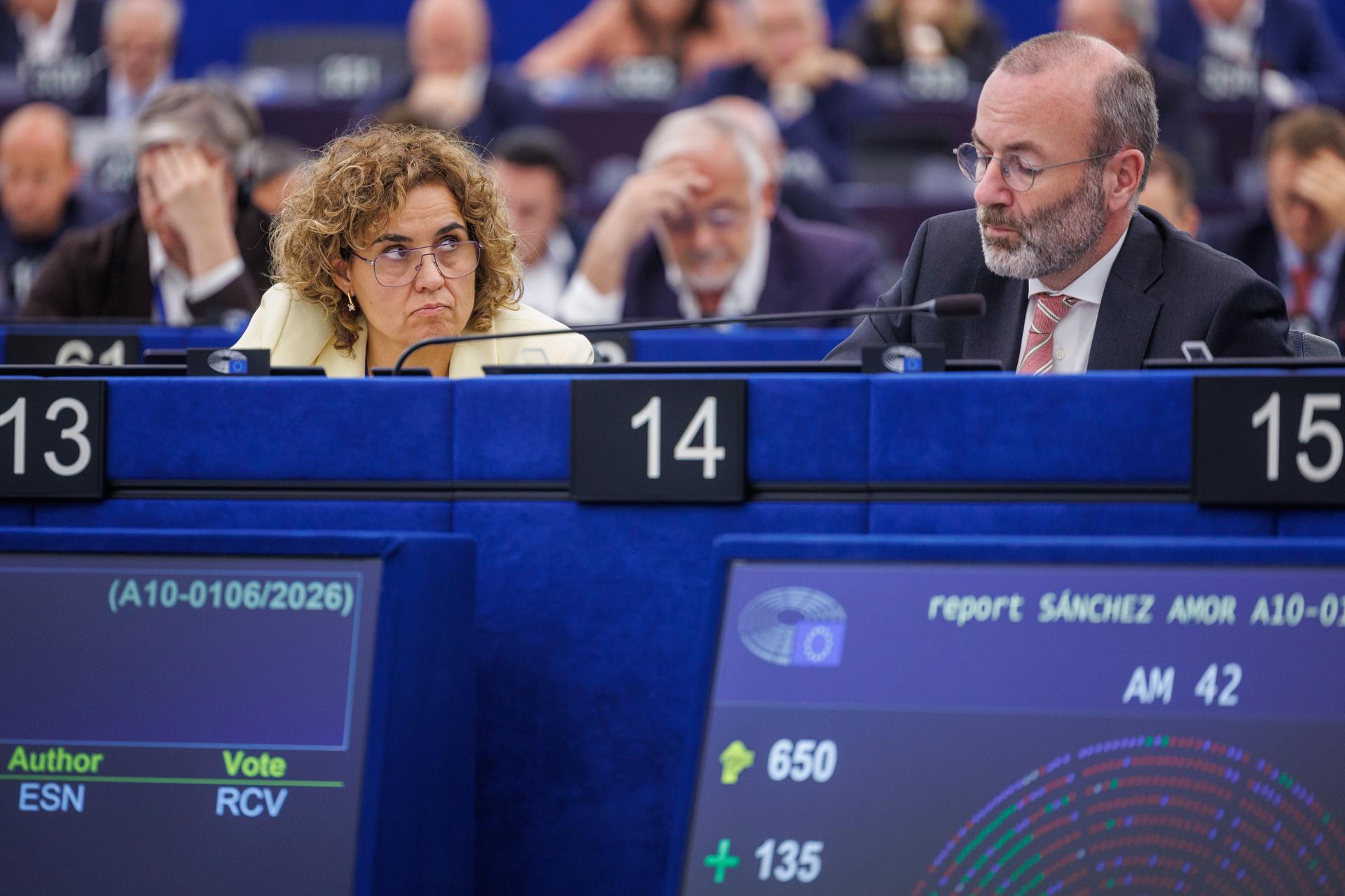 Strasbourg (France), 17/06/2026.- Group of the European People's Party (EPP) (Christian Democrats) Chair Manfred Weber (R) and EPP Member of the European Parliament (MEP) Dolors Montserrat (L) take part in the voting during a session of the European Parliament in Strasbourg, France, 17 June 2026. (Francia, Estrasburgo) EFE/EPA/OLIVIER MATTHYS