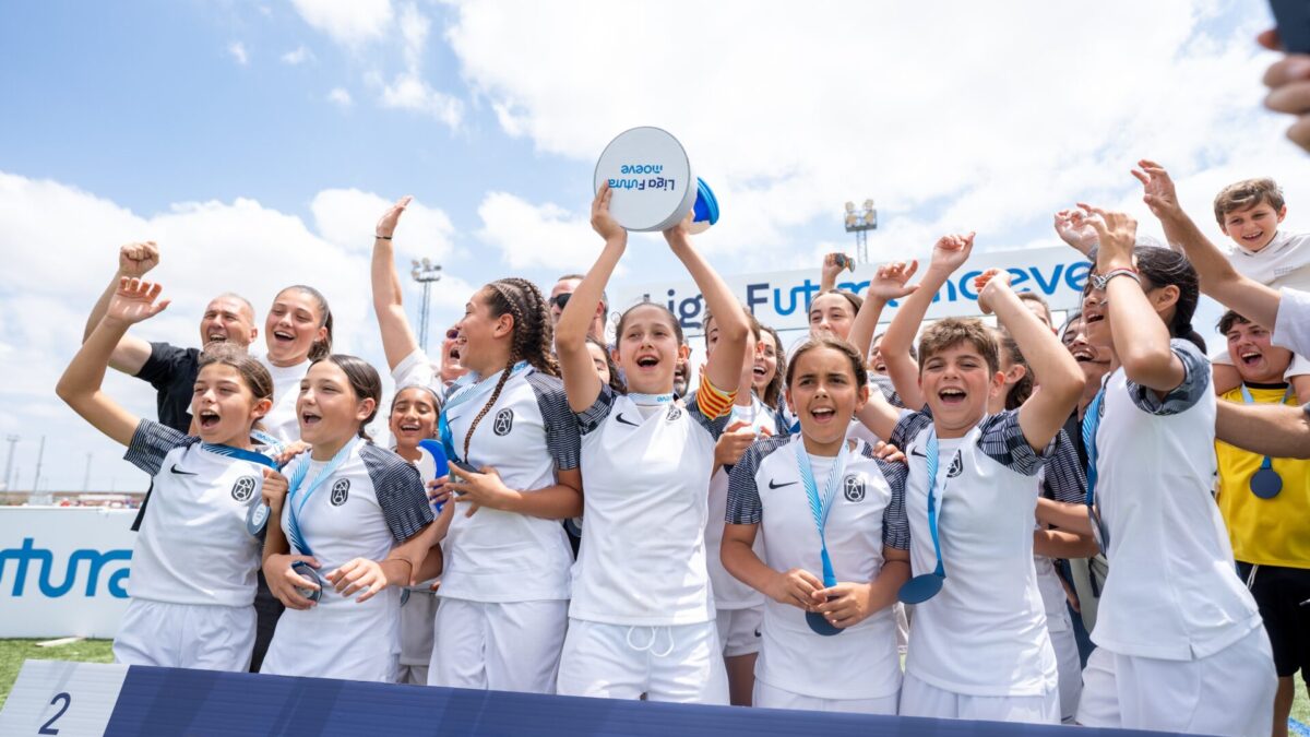 El FC Badalona Women levantando el trofeo de la Liga Futura Moeve