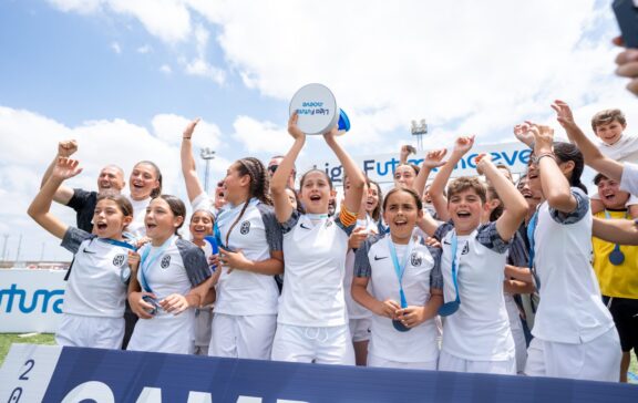 El FC Badalona Women levantando el trofeo de la Liga Futura Moeve