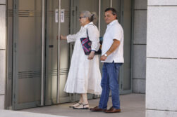 MADRID, 29/06/2026.- La empresaria Carmen Pano, que dijo haber llevado 90.000 euros en metálico a la sede socialista y Álvaro Gallego, el conductor que la trasladó hasta las inmediaciones de la calle Ferraz, a su llegada este lunes a la Audiencia Nacional, donde El juez Santiago Pedraz prosigue hoy con la ronda de interrogatorios en el caso Leire. EFE/ Chema Moya