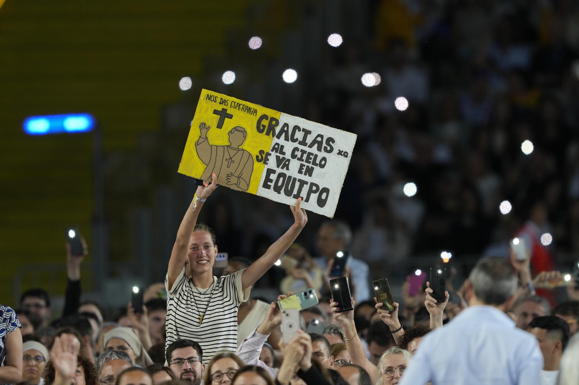 BARCELONA, 09/06/2026.- Miles de fieles asisten a la vigilia que el papa León XIV celebra con 40.000 personas este martes en el Estadio Olímpico de Barcelona. EFE/Alejandro García
