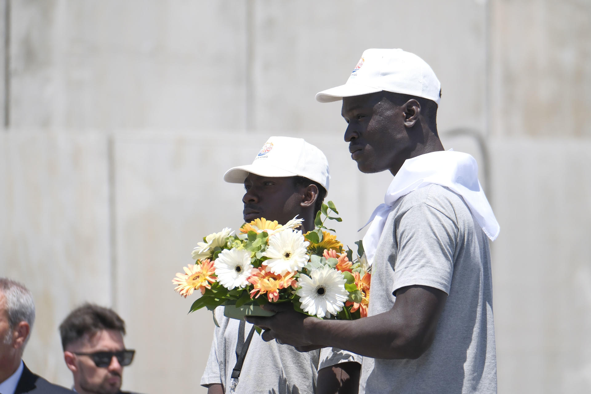 ARGUINEGUÍN (GRAN CANARIA), 11/06/2026.- Detalle de la corona de flores que el papa León XIV ha recibido de manos de uno de los migrantes que llegó en cayuco a la isla ha arrojado al mar en recuerdo de los migrantes muertos en la travesía durante el encuentro con más de un millar de inmigrantes de África, América Latina y con representantes de las principales instituciones y organizaciones sociales que trabajan en los servicios de rescate, acogida e integración en el muelle de Arguineguín, en la isla de Gran Canaria, este jueves, en el sexto día de su viaje a España. EFE/ Angel Medina G. POOL