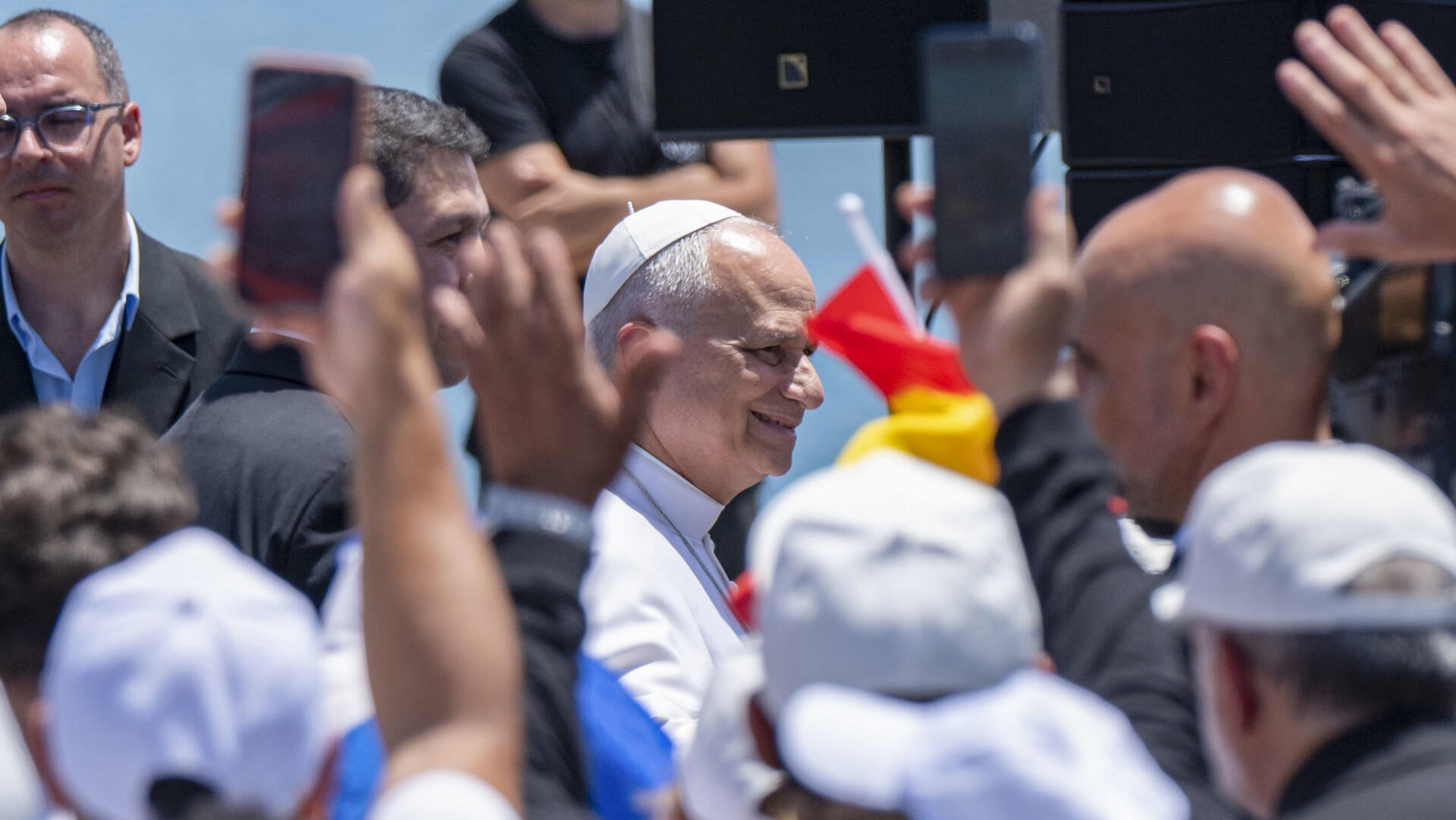 ARGUINEGUÍN (GRAN CANARIA), 11/06/2026.- El papa León XIV durante el encuentro con más de un millar de inmigrantes de África y América Latina, y con representantes de las principales instituciones y organizaciones sociales que trabajan en los servicios de rescate, acogida e integración en el muelle de Arguineguín, en la isla de Gran Canaria, este jueves, en el sexto día de su viaje a España. EFE/Carlos de Saá