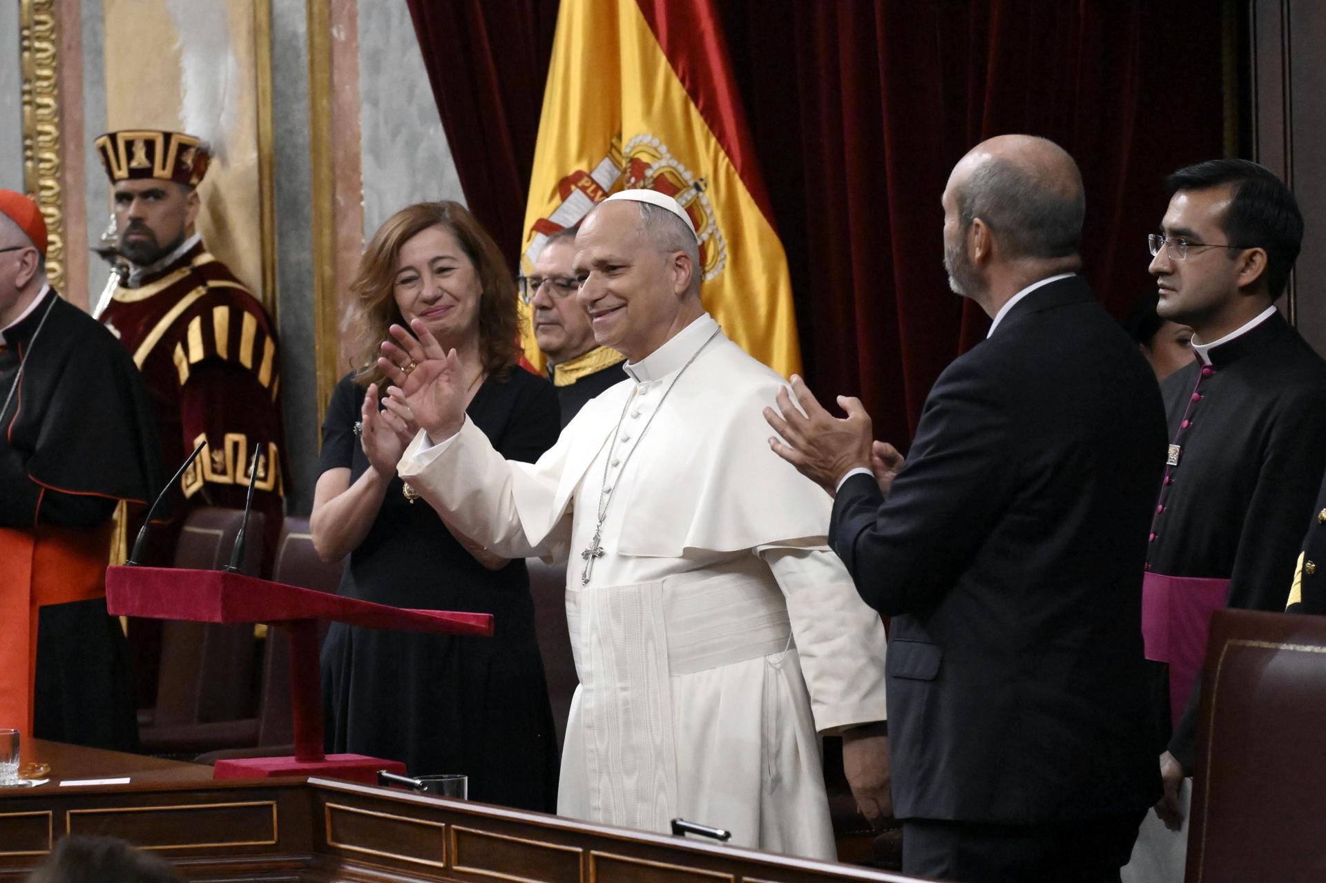Madrid (Spain), 08/06/2026.- Pope Leo XIV (C) is applauded by the Speaker of the Lower House, Francina Armengol (C-L), before delivering a speech at the Spanish Lower House in Madrid, Spain, 08 June 2026. Pope Leo XIV is on an official six-day visit to Spain from 06 to 12 June 2026, with stops in Madrid, Barcelona, and the Canary Islands. (Papa, España) EFE/EPA/CIRO FUSCO