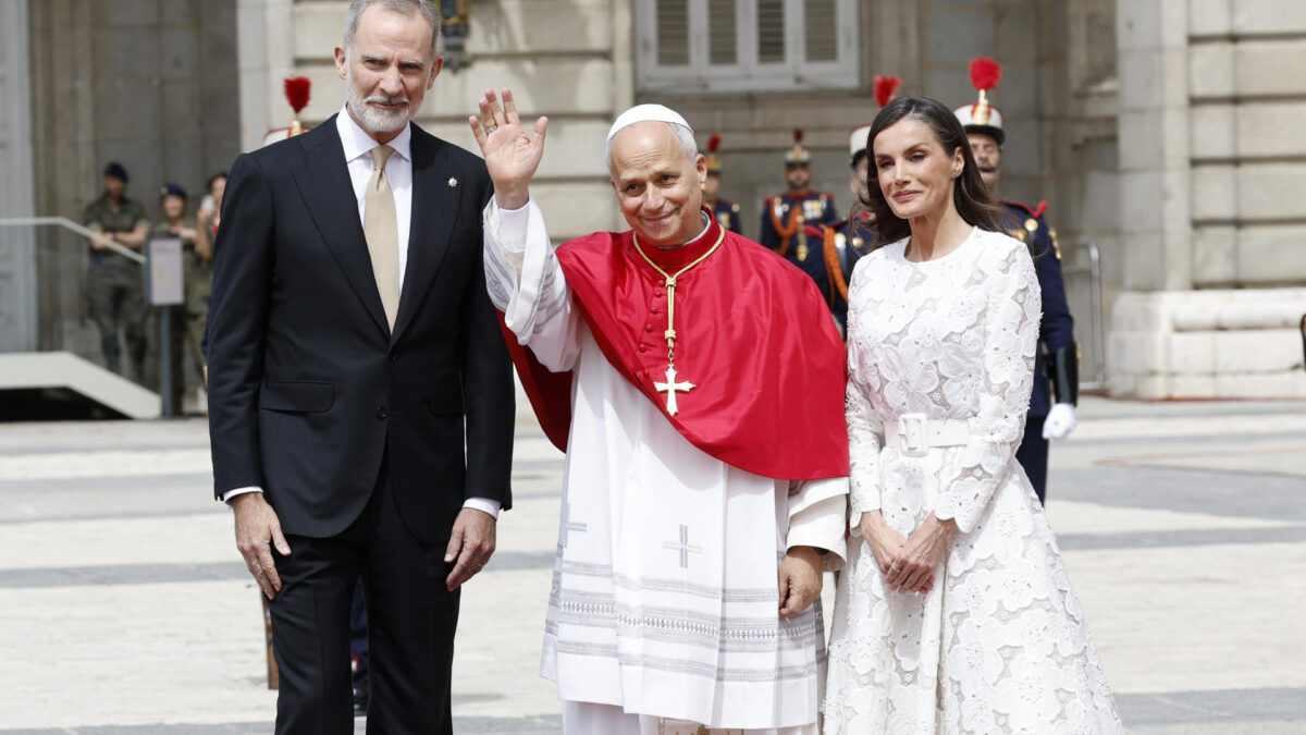 MADRID, 06/06/2026.- Los reyes Felipe VI y Letizia tras recibir al papa León XIV en la Plaza de la Armería del Palacio Real, donde ha tenido lugar la bienvenida oficial con la rendición de honores y la interpretación de los himnos nacionales de España y del Estado de la Ciudad del Vaticano. EFE/Chema Moya