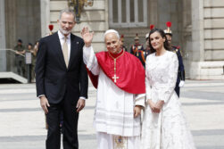 MADRID, 06/06/2026.- Los reyes Felipe VI y Letizia tras recibir al papa León XIV en la Plaza de la Armería del Palacio Real, donde ha tenido lugar la bienvenida oficial con la rendición de honores y la interpretación de los himnos nacionales de España y del Estado de la Ciudad del Vaticano. EFE/Chema Moya