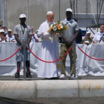 El Papa León XIV se dispone a lanza una corona de flores al mar en recuerdo de los migrantes muertos en la travesía. EFE/ Angel Medina G. POOL