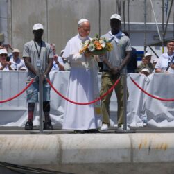El Papa León XIV se dispone a lanza una corona de flores al mar en recuerdo de los migrantes muertos en la travesía. EFE/ Angel Medina G. POOL