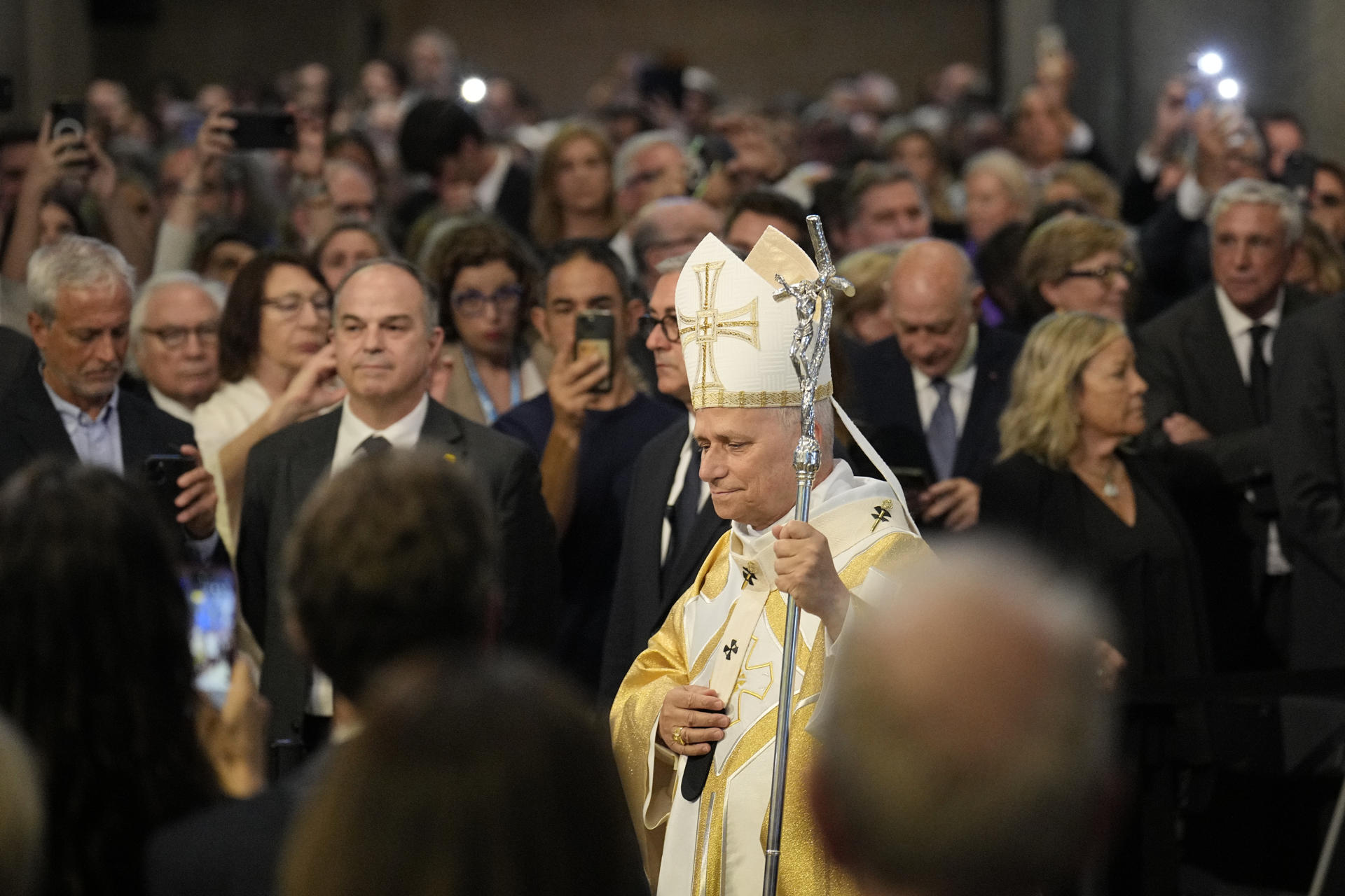 BARCELONA, 10/06/2026.- El papa León XIV, a su llegada a la misa en la Sagrada Familia este miércoles en Barcelona, dentro de su visita oficial a España. EFE/Alejandro García
