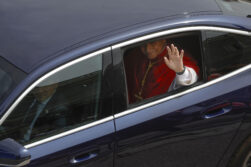 MADRID, 06/06/2026.- El papa León VIX saluda a los fieles a su llegada al Palacio Real, donde tiene lugar la ceremonia oficial de bienvenida al inicio de su viaje de seis días a España. EFE/Zipi Aragón