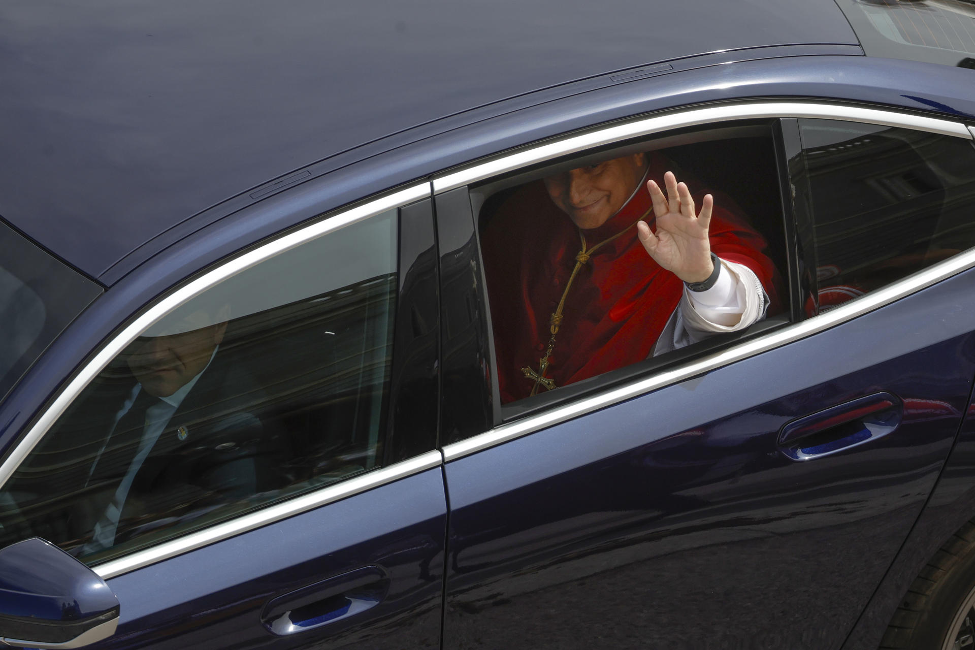 MADRID, 06/06/2026.- El papa León VIX saluda a los fieles a su llegada al Palacio Real, donde tiene lugar la ceremonia oficial de bienvenida al inicio de su viaje de seis días a España. EFE/Zipi Aragón