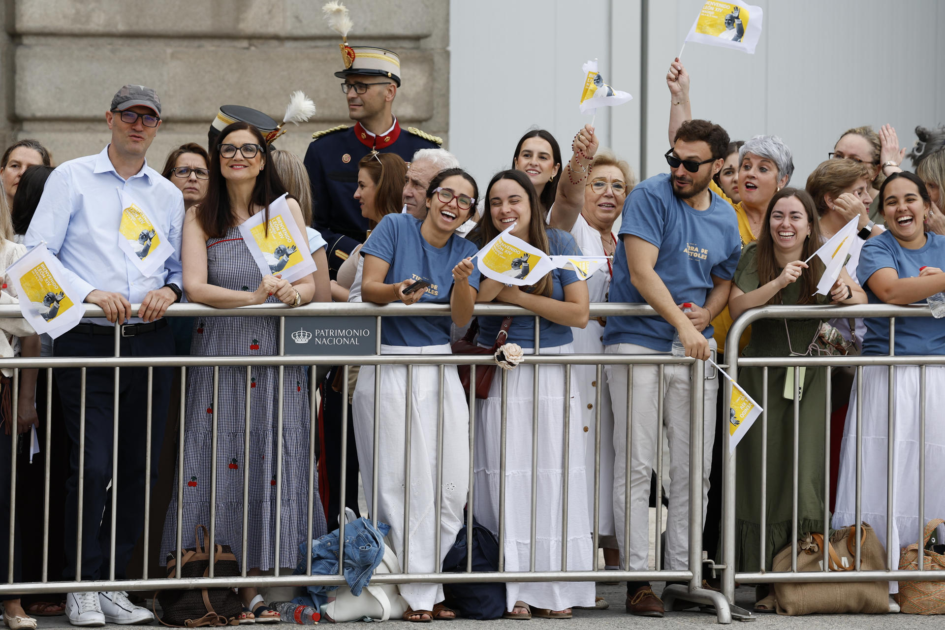 MADRID, 06/06/2026.- Decenas de fieles esperan la llegada del papa a las puertas del Palacio Real donde este sábado los reyes, la princesa de Asturias y la infanta Sofía, recibirán a León XIV en el primer acto oficial del pontífice en la capital tras la recepción oficial que tendrá lugar en el aeropuerto Adolfo Suárez. EFE/Chema Moya