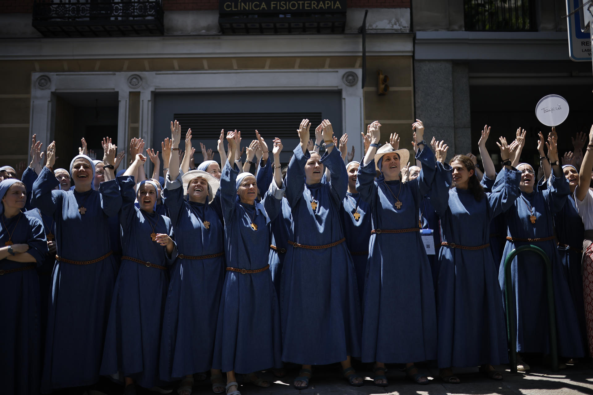 MADRID, 06/06/2026.- Un grupo de religiosas saludan al papa León XIV en su recorrido por el centro de Madrid en el papamóvil, en el primer trayecto que el Sumo Pontífice realiza con este vehículo por la capital, para dirigirse a la Plaza de Colón, este sábado, primer día de los seis que componen su visita oficial a España. EFE/Marcos Villaoslada