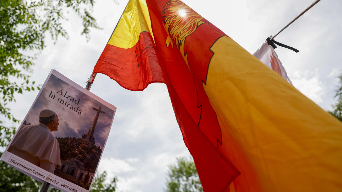 MADRID, 07/06/2026.- Varias personas con pancartas a favor de mantener el Valle de los Caídos aguardan en el exterior de la Nunciatura Apostólica, donde el papa León XIV mantiene un encuentro privado con los miembros de la orden de San Agustín, este domingo en Madrid. EFE/ Mariscal