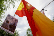 MADRID, 07/06/2026.- Varias personas con pancartas a favor de mantener el Valle de los Caídos aguardan en el exterior de la Nunciatura Apostólica, donde el papa León XIV mantiene un encuentro privado con los miembros de la orden de San Agustín, este domingo en Madrid. EFE/ Mariscal