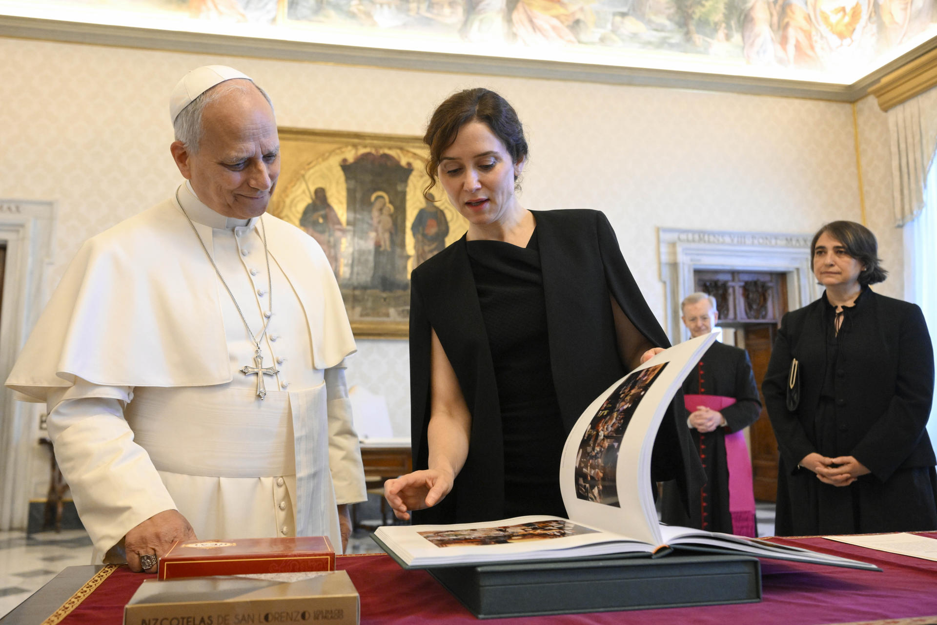 CIUDAD DEL VATICANO (VATICANO), 01/06/2026.- El papa León XIV (i) recibe a la presidenta de la Comunidad de Madrid, Isabel Díaz Ayuso (c) en audiencia cinco días antes de que el pontífice comience el sábado en Madrid la visita a España que le llevará también a Cataluña y Canarias. EFE/Simone Risoluti/Dicasterio para la Comunicación del Vaticano/SOLO USO EDITORIAL/SOLO DISPONIBLE PARA ILUSTRAR LA NOTICIA QUE ACOMPAÑA (CRÉDITO OBLIGATORIO)