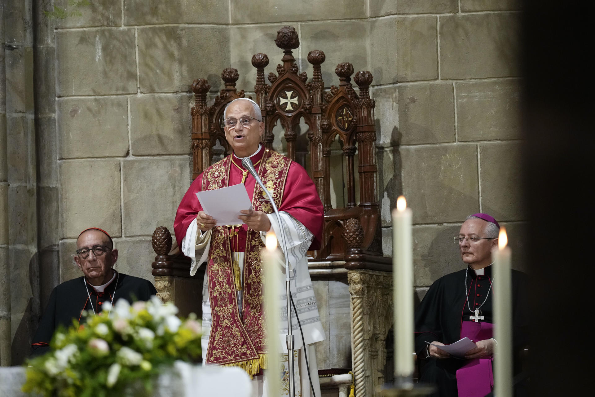 BARCELONA, 09/06/2026.- El papa León XIV oficia el rezo de la Hora media en la Catedral de la Santa Cruz y Santa Eulalia en Barcelona, este martes, su primer acto en la ciudad condal y que reunirá a unas 500 personas de la comunidad eclesiástica. EFE/ Enric Fontcuberta