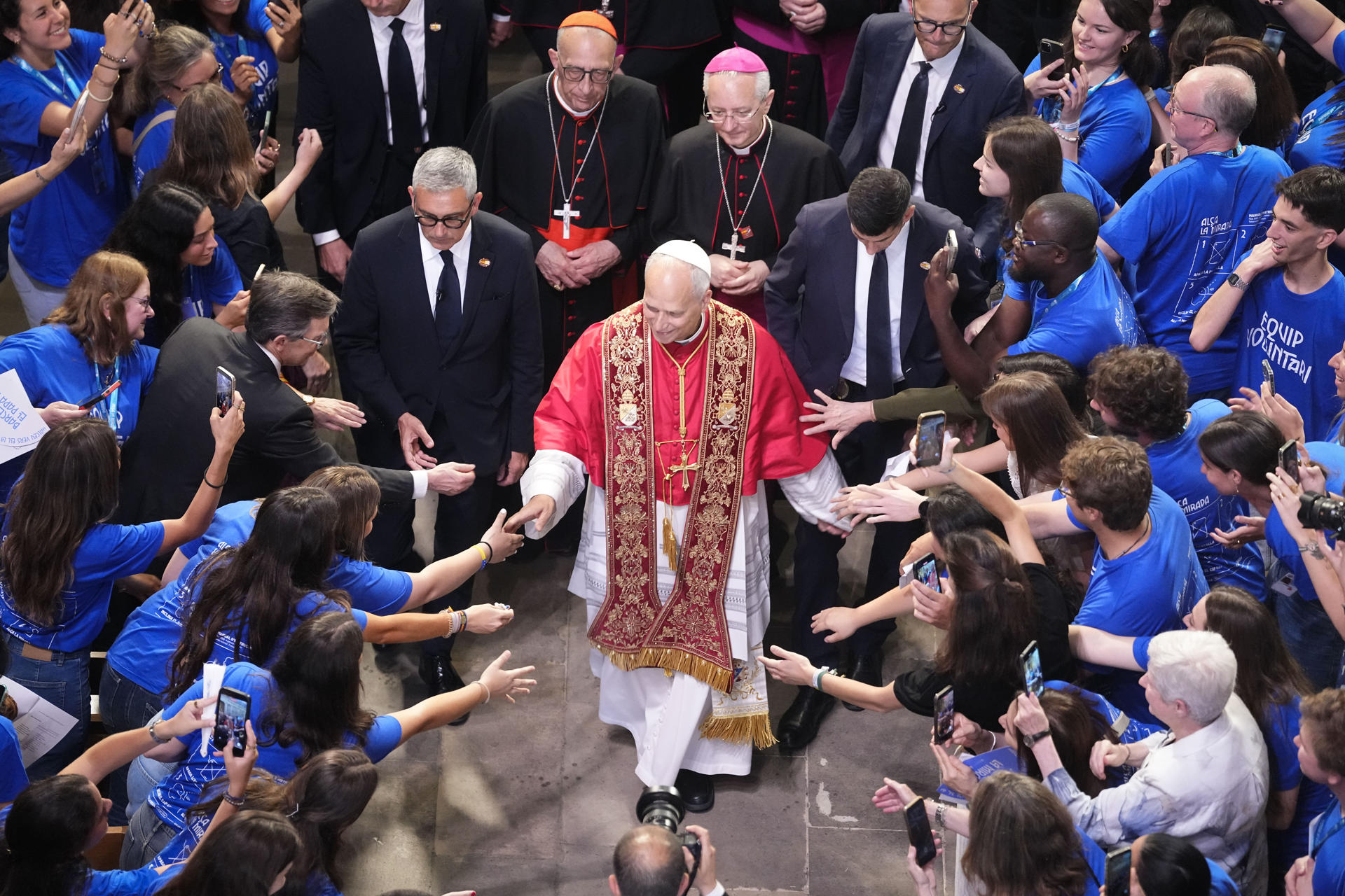 BARCELONA, 09/06/2026.- El papa León XIV tras el rezo de la Hora media que va a oficiar en la Catedral de la Santa Cruz y Santa Eulalia en Barcelona, este martes, su primer acto en la ciudad condal y que reunirá a unas 500 personas de la comunidad eclesiástica. EFE/ Enric Fontcuberta