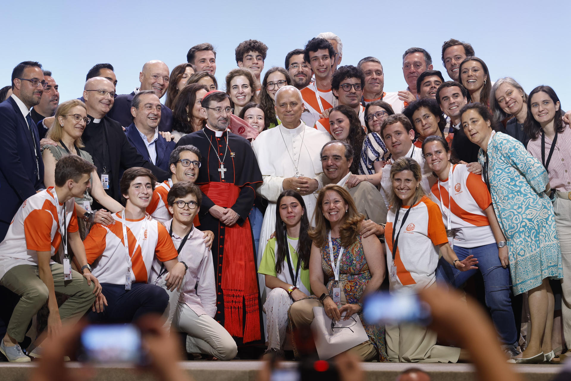 FOTODELDÍA MADRID, 09/06/2026.- El papa León XIV (c-d) junto al arzobispo de Madrid José Cobo Cano (c-i) durante un encuentro entre el papa y los voluntarios que han colaborado en los actos del pontífice en la capital, este martes, en el IFEMA. EFE/ Javier Lizon
