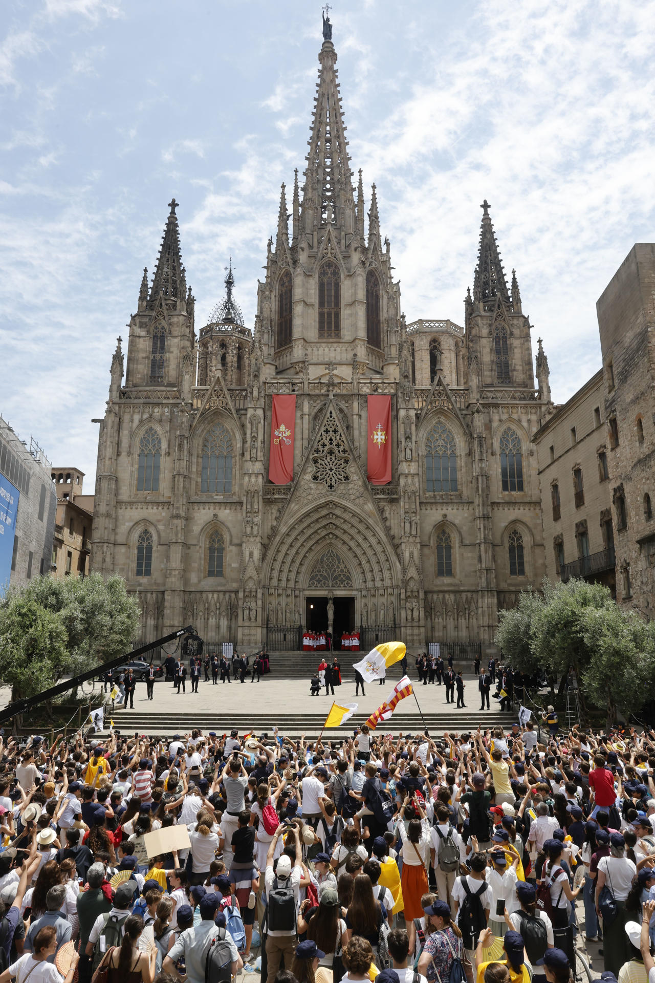 BARCELONA, 09/06/2026.- El papa León XIV saluda a una multitud a su llegada al rezo de la Hora media que va a oficiar en la Catedral de la Santa Cruz y Santa Eulalia en Barcelona, este martes, su primer acto en la ciudad condal y que reunirá a unas 500 personas de la comunidad eclesiástica. EFE/ Andreu Dalmau