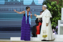 MADRID, 07/06/2026.- El papa León XIV (d) saluda a la bailaora Sara Baras durante el encuentro 'Tejer redes con el mundo de la cultura, la educación, la empresa y el deporte, este domingo en el Movistar Arena de Madrid. EFE/ Kiko Huesca
