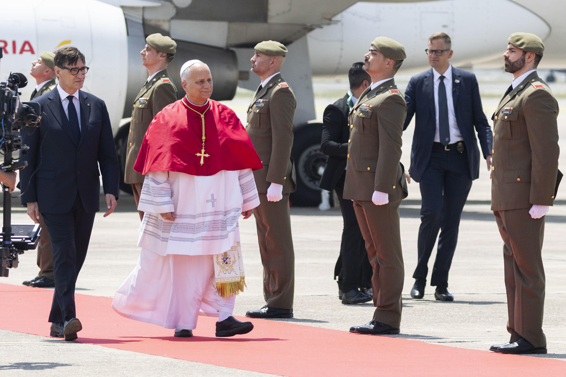 BARCELONA, 09/06/2026.- El presidente de la Generalitat de Cataluña, Salvador Illa (i), recibe al papa León XIV (c) en el aeropuerto de El Prat en Barcelona, este martes. EFE/ Marta Perez