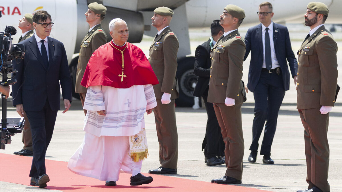 BARCELONA, 09/06/2026.- El presidente de la Generalitat de Cataluña, Salvador Illa (i), recibe al papa León XIV (c) en el aeropuerto de El Prat en Barcelona, este martes. EFE/ Marta Perez