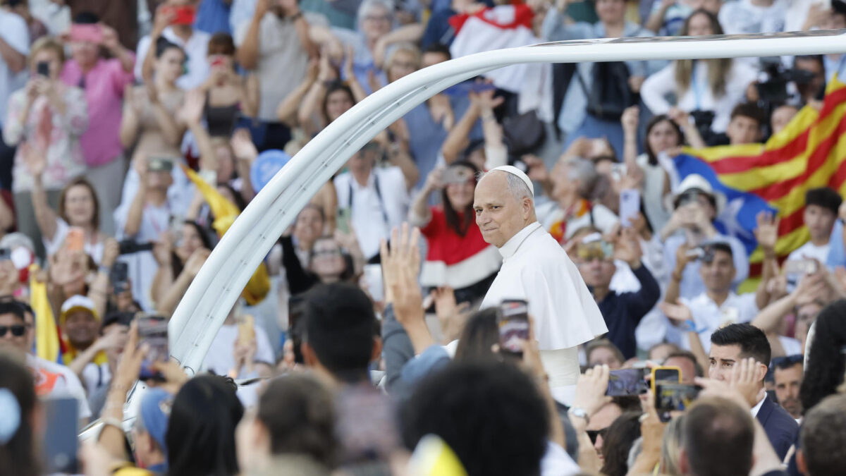 BARCELONA, 09/06/2026.- El papa León XIV saluda a los fieles a su llegada a la vigilia que celebra con 40.000 jóvenes este martes en el Estadio Olímpico de Barcelona. EFE/Alberto Estévez