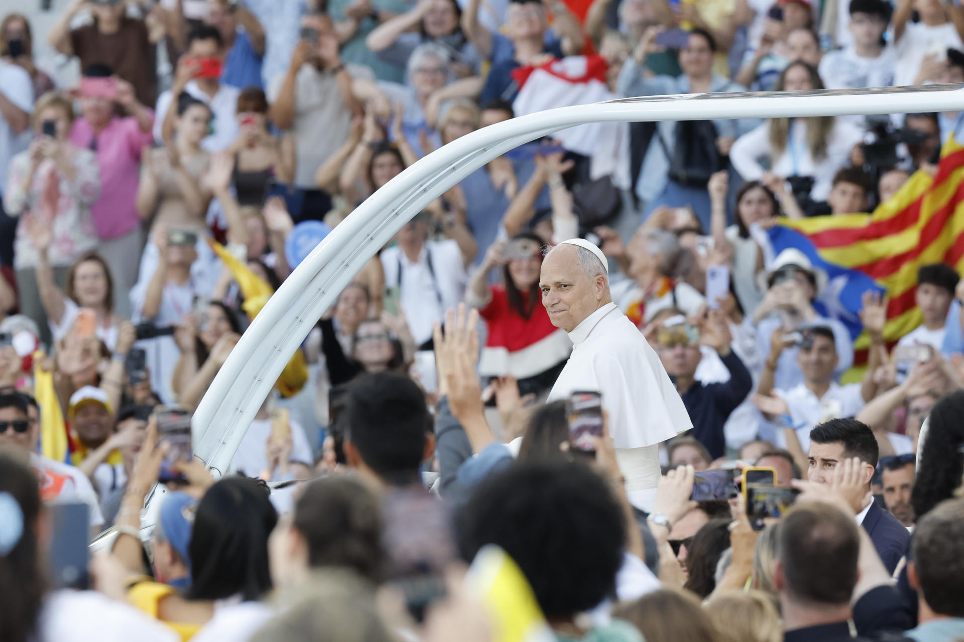 BARCELONA, 09/06/2026.- El papa León XIV saluda a los fieles a su llegada a la vigilia que celebra con 40.000 jóvenes este martes en el Estadio Olímpico de Barcelona. EFE/Alberto Estévez