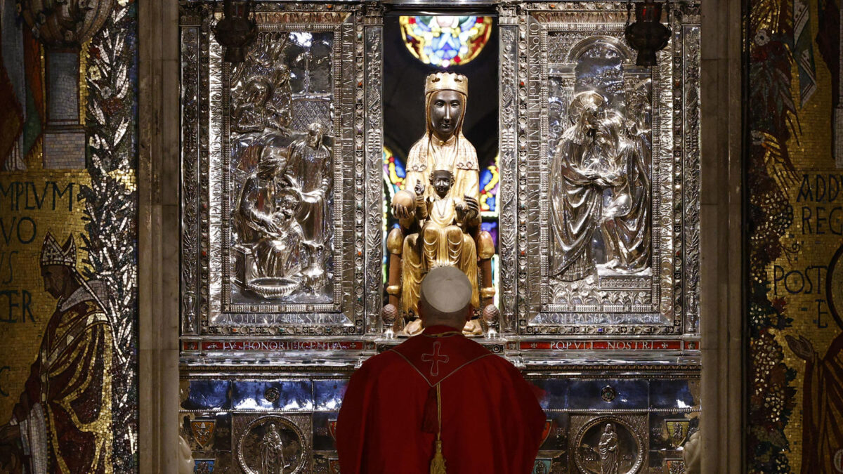 MONISTROL DE MONTSERRAT (BARCELONA), 10/06/2026.- El papa León XIV durante la Oración del Santo Rosario en la Abadía de Nuestra Señora de Montserrat, una de las paradas más esperadas de su visita de dos días a Cataluña, al tratarse del corazón espiritual e identitario de esta comunidad. EFE/ Quique García