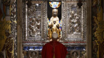 MONISTROL DE MONTSERRAT (BARCELONA), 10/06/2026.- El papa León XIV durante la Oración del Santo Rosario en la Abadía de Nuestra Señora de Montserrat, una de las paradas más esperadas de su visita de dos días a Cataluña, al tratarse del corazón espiritual e identitario de esta comunidad. EFE/ Quique García
