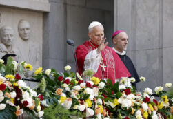 MONISTROL DE MONTSERRAT (BARCELONA), 10/06/2026.- El papa León XIV sale al balcón de la Abadía de Nuestra Señora de Montserrat tras el rosario celebrado este miércoles en Monistrol de Montserrat, Barcelona. EFE/ Quique García