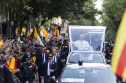 BARCELONA, 10/06/2026.- El papa León XIV en su recorrido hacia la Sagrada Familia, donde oficiará una misa, dentro de su visita oficial a España, este miércoles en Barcelona. EFE/Marta Pérez